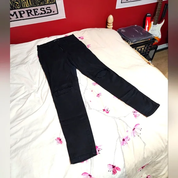 FASHION NOVA PLUS SIZE RIPPED JEANS - Picture 1 of 2